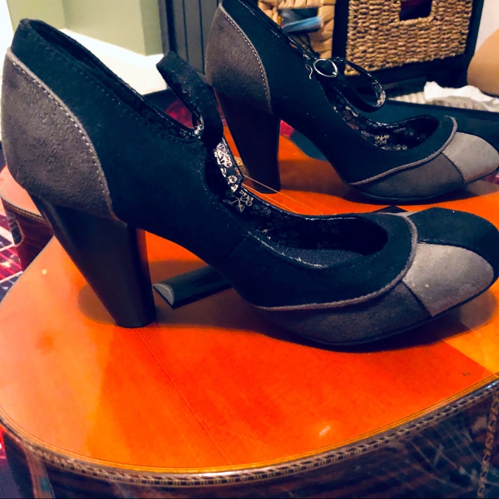 Gorgeous Black & Grays Solanz Velvety Heels